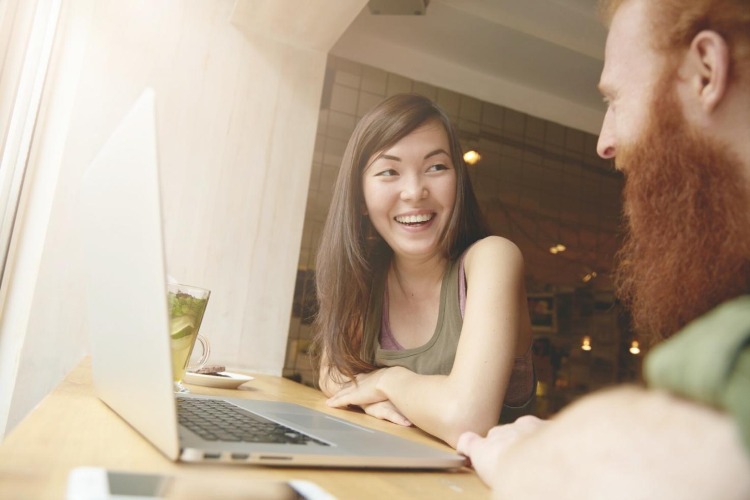 Espace de travail organisé avec documents financiers